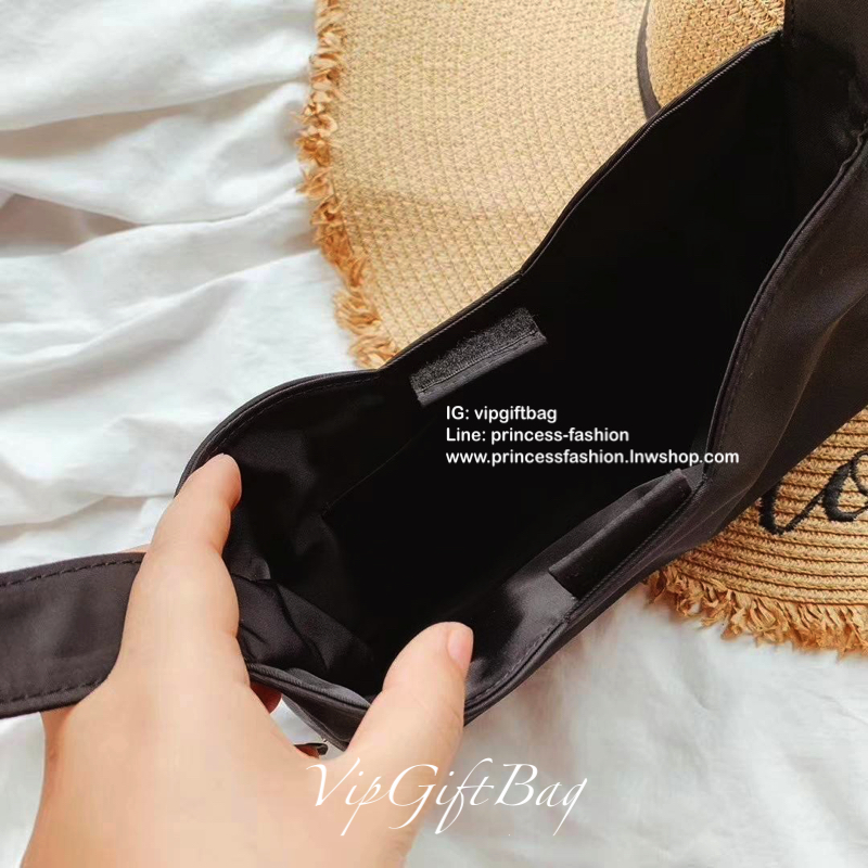 สไตล์คล้องแขนรุ่นใหม่ จากแบรนด์ Prada ขนาดกะทัดรัด แต่ใส่ของได้เยอะคะ ใสกระเป๋าตังยาว ได้สบายๆคะ จะคล้องมือ คล้องแขน สะพายไหล่ แบบไหนก็สวยหรูเหมือนกันคะ ทรงออกแบบมาเพื่อ สาวๆเลยคะ สวยหรูดูแพงมากคะ ทางร้านคอนเฟริมเลยคะ ด้านข้างมีโลโก้แบรนด์ สะดุดตา ดูแพงมา