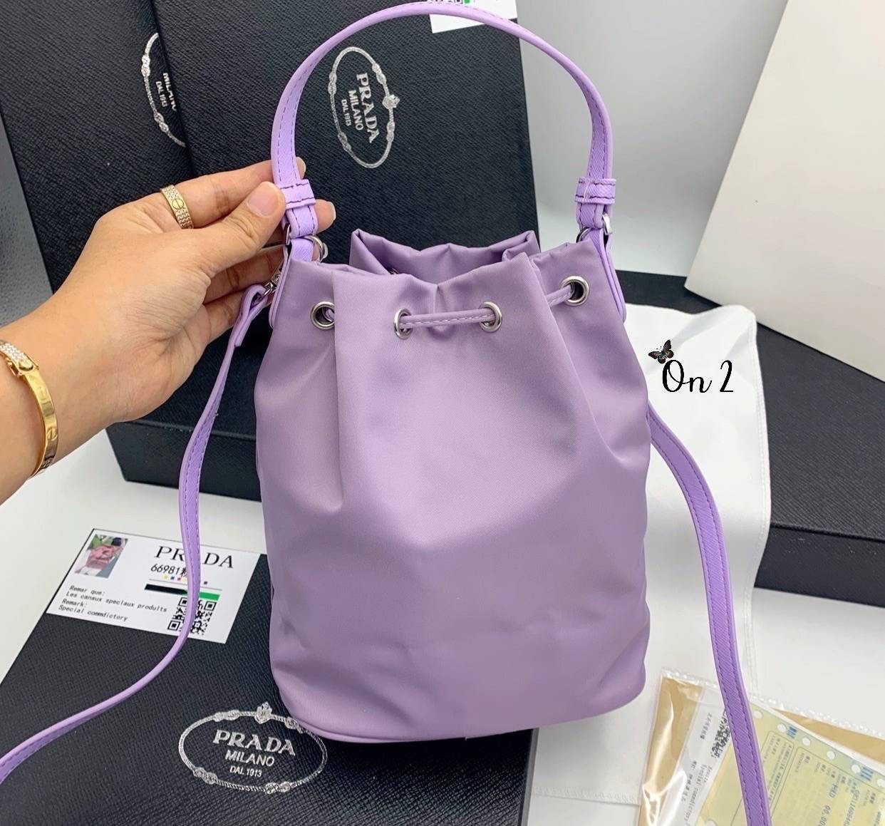 Prada Duet Re-Nylon Bucket shoulder bag / Prada Nylon bucket bag Pastel กระเป๋าสะพายข้าง ไซส์มินิ น้องทรงขนมจีบ น่ารัก น่าใช้ พร้อมสายยาว(ถอดได้) สีพาสเทลน่ารักละมุนมากๆ ค่ะ