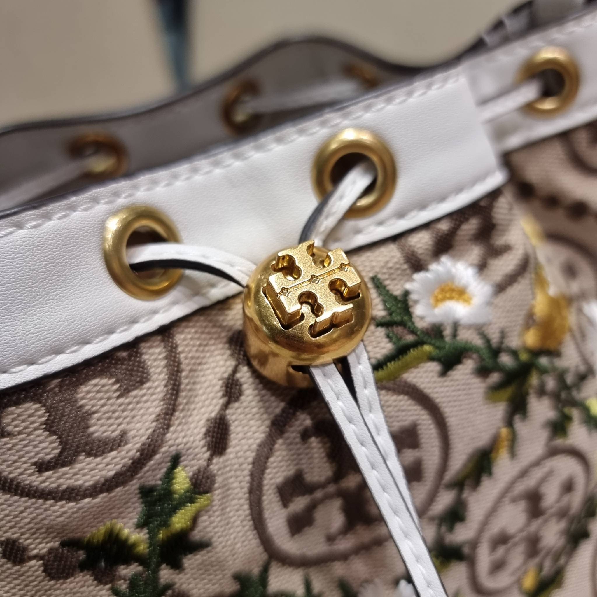 TORY BURCH T MONOGRAM JACQUARD EMBROIDERED BUCKET แรร์ไอเท็มรุ่นยอดฮิต ใบใหญ่ไซส์กำลังดี!! ที่สุดของรุ่นที่ตามหา!! สวยสุดกับดีไซน์ลายปัก ที่ดูแพง!! กระเป๋าบัคเก็ตทรงสวย ที่ดาราเซเลปใช้กันมากมาย ในราคาที่จับต้องได้ โดดเด่นด้วยลวดลายเอกลักษณ์ และลายปักธรรมช