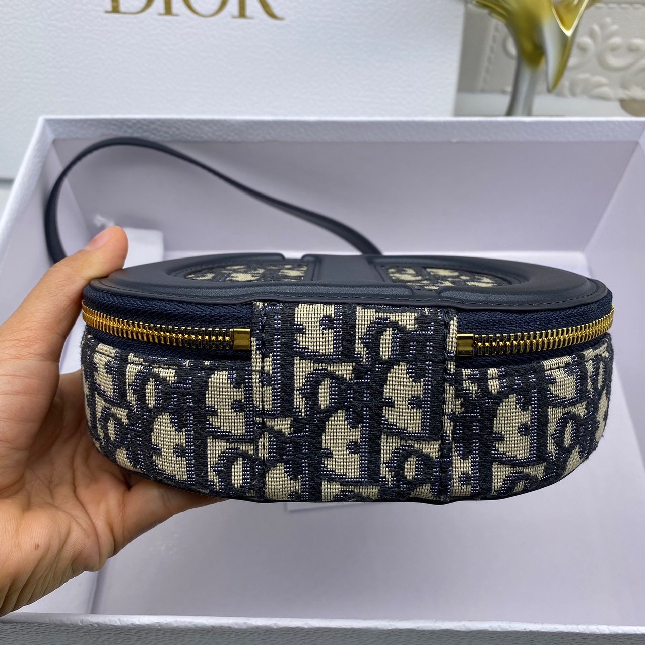 DIOR CD Signature Bag with Strap 17cm / CD OVAL CAMERA BAG / Dior Camera Bag ดีไซส์ใหม่ล่าสุด บ่งบอกถึงความหรู แต่ใช้งานได้โอกาส ใช้ได้ทั้งชายหญิง กระเป๋าสะพายทรงกล้อง ขนาดกะทัดรัด ไซส์สะพายคล่องตัว สีผู้ดีมากๆ