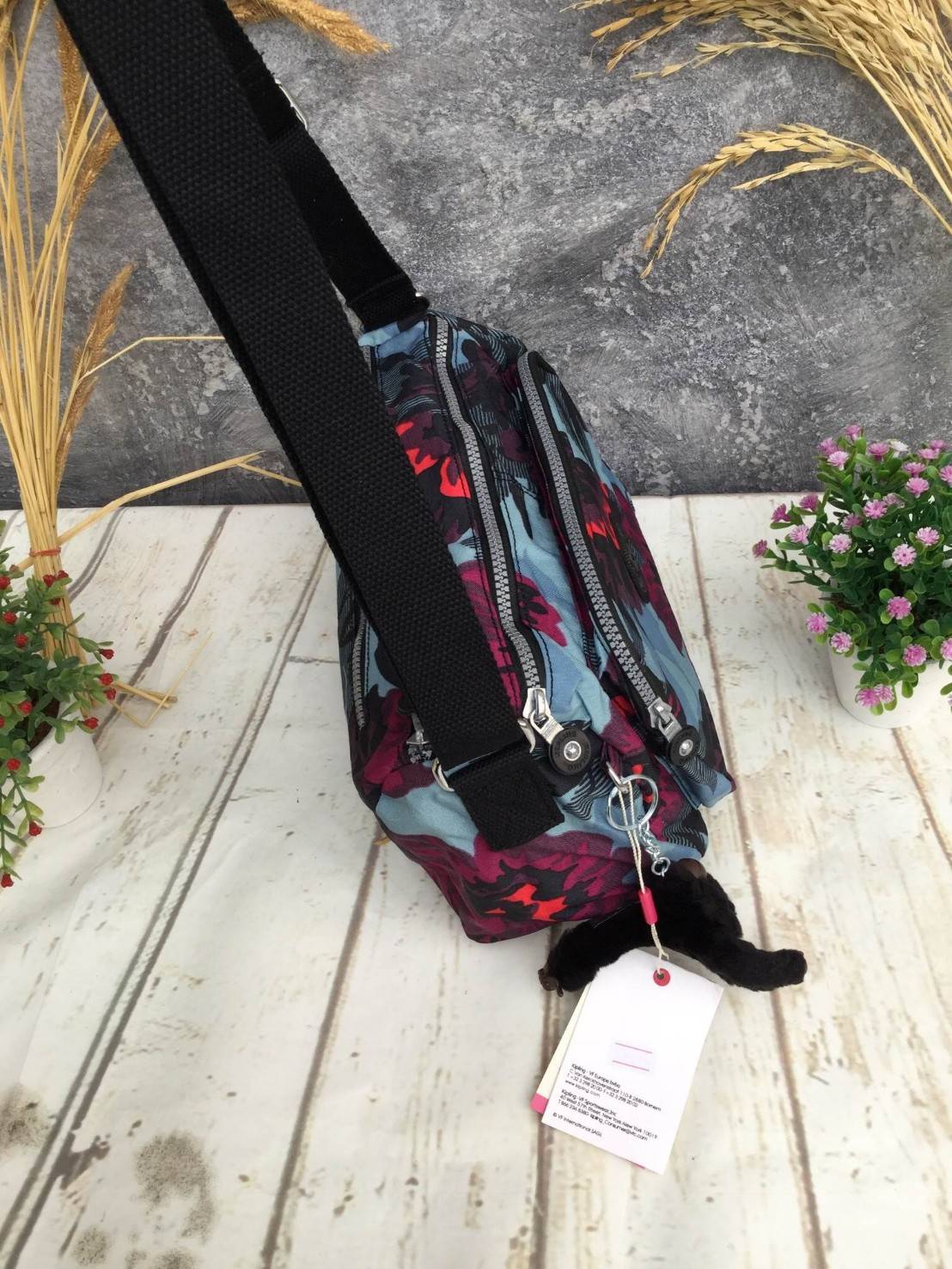 🎄กระเป๋าสะพาย KIPLING รุ่น Reth วัสดุไนล่อนคุณภาพดี มาพร้อมดีไซน์ทันสมัย และสามารถใช้งานได้อย่างดี เข้ากับทุกการแต่งตัว โดดเด่นด้วยพื้นที่ภายในและช่องต่างๆ ที่ให้คุณจัดเก็บของสำคัญได้ครบถ้วน ไม่ว่าจะเป็นมือถือ ปากกา หรือไอเท็มจำเป็นของคุณ สายสามาร