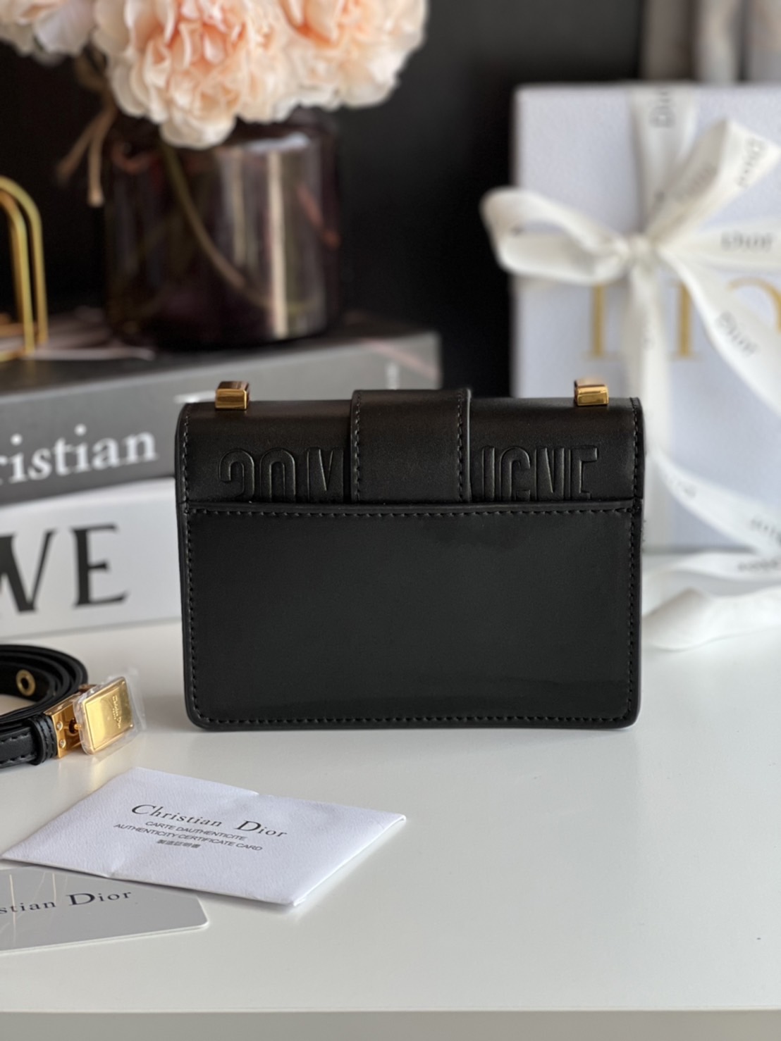 หนังแท้ DIOR Micro 30 Montaigne Bag พร้อมส่งที่ไทย เกรดเทพออริจินอลหนังแท้ สวยมากค่ะ ภาพสินค้าถ่ายจากงานขายจริง ใช้งานต่างประเทศได้ สายสะพายหนังยาวถอดได้ปรับระดับได้ จะสะพายไหล่หรือ CROSSBODY ก็ดูดีลุ๊คนี้คุณหนูมากค่ะ ไอเท็มนี้แนะนำไม่มีเอ้าท์ค่ะ ภาพถ่ายส