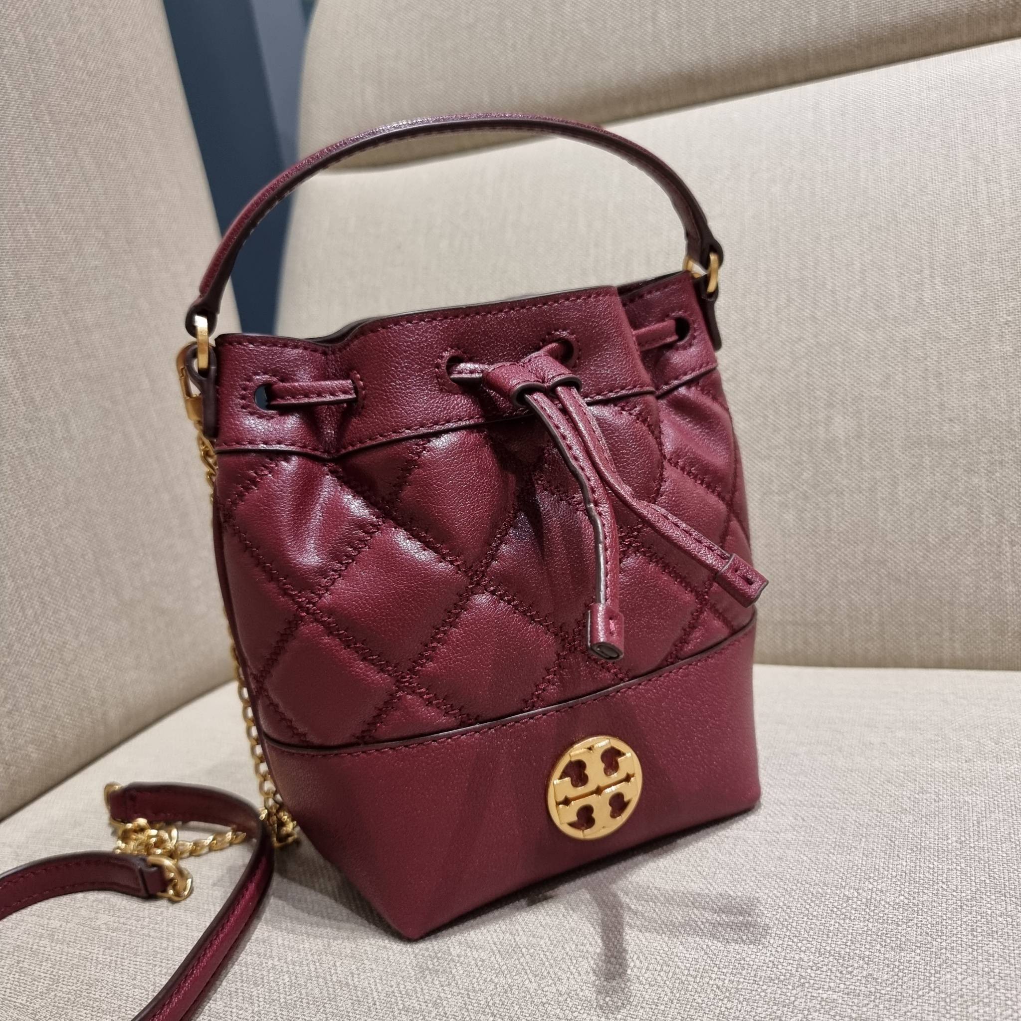 TORY BURCH WILLA MINI BUCKET BAG NEW ARRIVAL สุดปัง กระเป๋าสะพายทรงบัคเก็ต สวยผู้ดี โดดเด่นด้วยโลโก้สีทองดูหรู อัพลุคผู้ดี๊ผู้ดี วัสดุหนังแท้ ดีไซน์บุนวม เส้นคมดีเทลหรู เปิด-ปิดหนังรูดปากกระเป๋า มีหูหิ้วในตัว คล้องแขนเก๋ๆ ภายในเป็นช่องโล่ง มีช่องย่อย ใส่ข