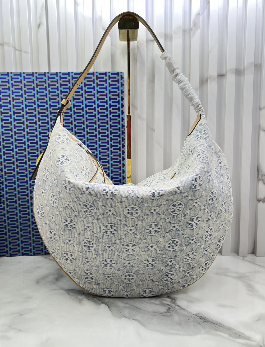 ORI หนังแท้ | Tory Burch T Monogram Balloon Bag 40cm กระเป๋าสะพายทรงโฮโบใบใหญ่ ถือหรือคล้องไหล่รูปทรงใหม่บอลลูนสวยหรูด้วยลายโมโนแกรมเต็มใบ ภายในโล่งกว้างจุของได้เยอะ คอลเลคชั่นใหม่มาแรง!