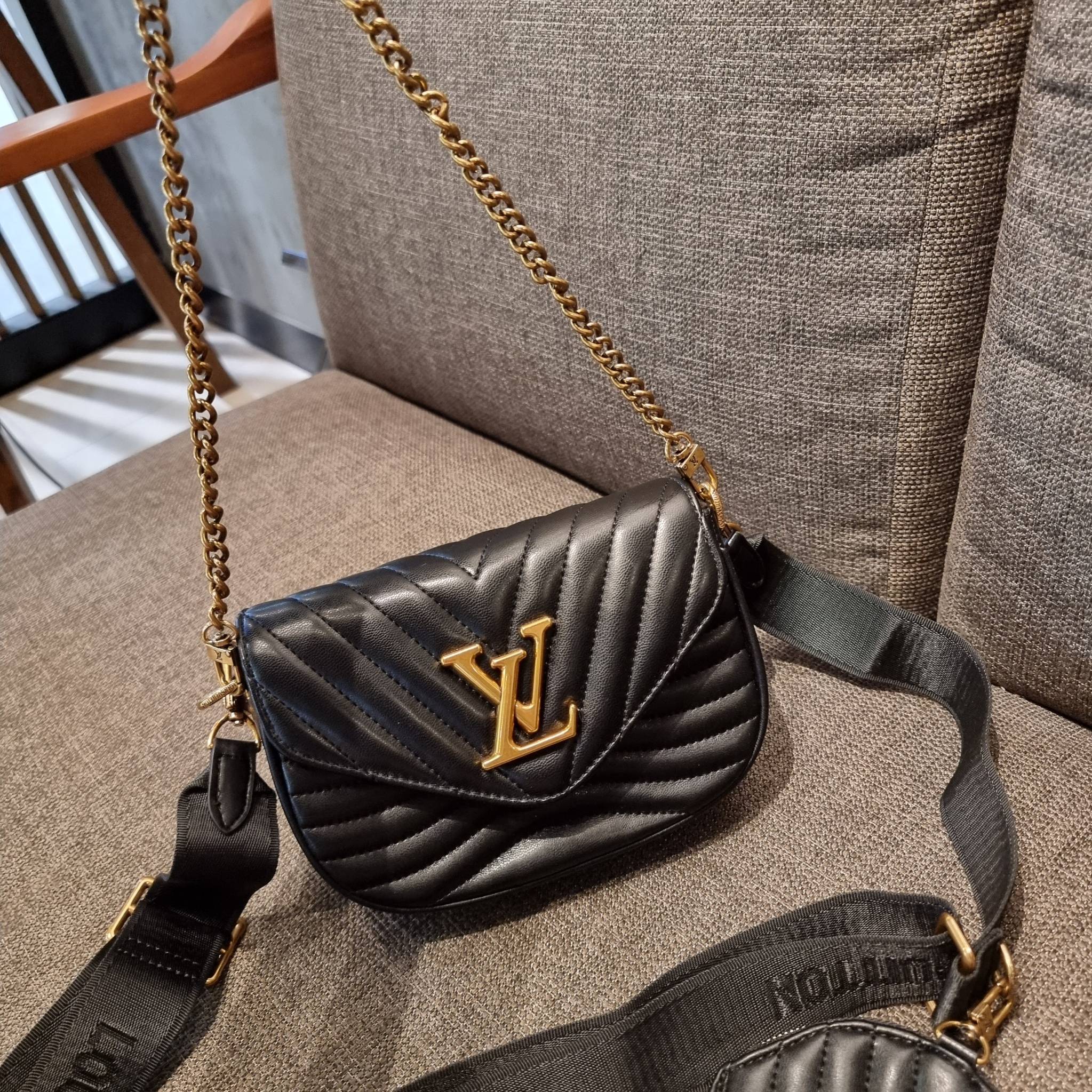 LV new wave pochette multi bag กระเป๋าสะพายมัลติฟังก์ชั่น สุดหรู มาพร้อม box set รับรองว่าดีงาม ลูกเล่นคลาสสิคผสานความวินเทจ มีสายสะพายให้ 2 เส้น และกระเป๋าใบลูก เล็กน่ารัก วัสดุหนังแท้ ภายในเป็นช่องโล่ง แบ่งสัดส่วนมีช่องย่อย ใบนี้ปรับใช้ได้หลายสไตล์ ลุคไ
