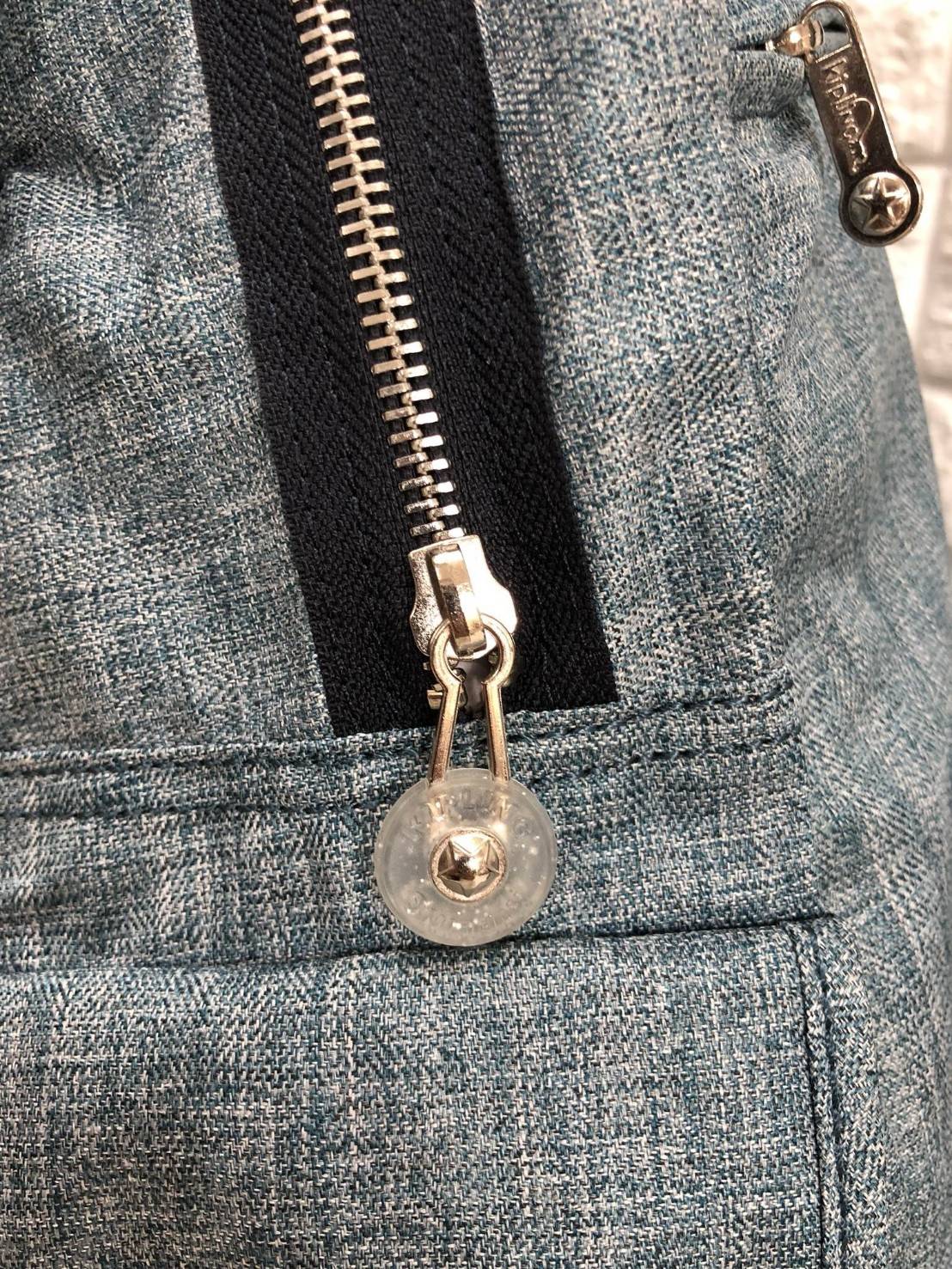 Kipling Disney's Alice in Wonderland Printed Backpack กระเป๋าเป้ Limited คอลเลคชั่น ALICE วัสดุ Denim+Polyester 100% เปิดปิดด้วยฝาปิด กระดุมแม่เหล็ก และซิปรอบ มาพร้อมพวงกุญเเจลิง ถอดเเยกใช้ได้ มีช่องซิปด้านหน้า และด้านหลัง พร้อมช่องใส่ของด้านข้าง 2 ด