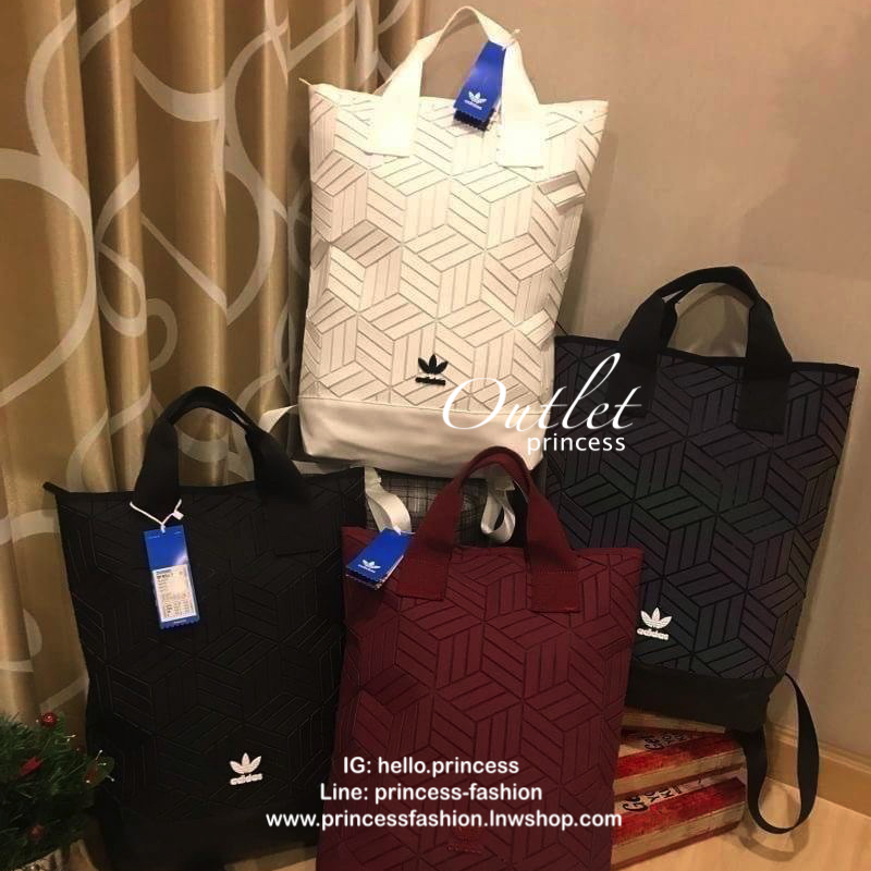 Adidas Originals geometric 3D roll top backpack รุ่นใหม่ชนช้อป!!กระเป๋าเป้สะพายหลัง เปิดปิดด้วยซิปเดียวด้านบน ด้านหน้ามีโลโก้ ด้านหลังมี1ช่องซิปใช้งานได้จริง ใบใหญ่กำลังดีน้ำหนักเบา ภายในกว้างและจุ ช่องซิปช่องใส่ของ สายเลื่อนปรับระดับได้ฟรีไซส์ สะพายได้ทั