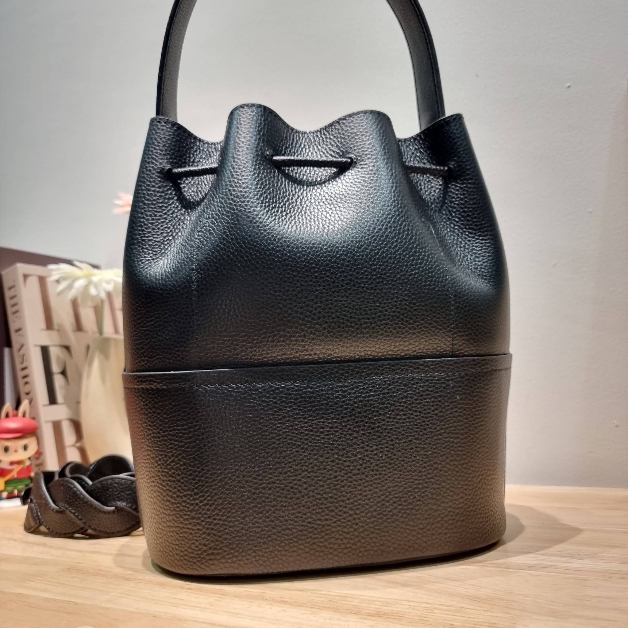 TORY BURCH MILLER BUCKET BAG / Tory Burch Bag รุ่นยอดนิยม สวยหรู ดูผู้ดี กับกระเป๋าสะพายบัคเก็ตใบใหญ่ โดดเด่นด้วยโลโก้สีทอง รูปทรงคลาสสิค ใช้งานง่ายด้วยหนังรูด