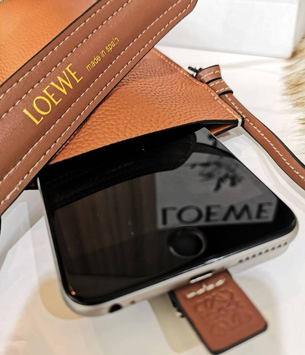 LOEWE MINI CROSSBODY BAG GIFT WITH PURCHASE (GWP) กระเป๋าสะพาย Limited จาก LOEWE วัสดุ Calfskin หนังแท้หนังสวยอยู่ทรงขนาดมินิดีไซน์มินิมอล ภายในโล่งใส่มือถือ บัตร ของจุกจิกได้ ด้านหลังมีช่องใส่ของ พร้อมสายหนังแท้คล้องคอได้ สะพายไหล่ Crossbody ได้ สายเลื่อ