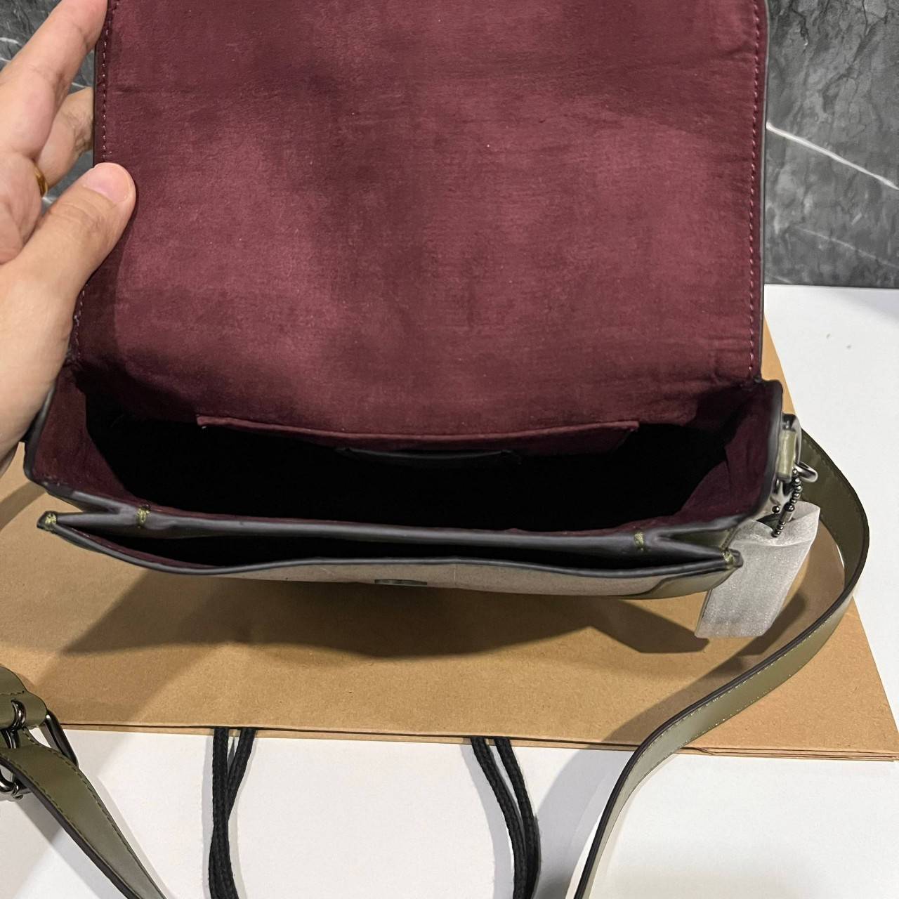 OUTLET 】COACH C2805 GEORGIE SADDLE BAG ใบงาม น้องน่ารัก สุดเรียบหรู เลยทีเดียว วัสดุหนังpebble ตัวกระเป๋าหนังแท้ ตรงกลางตัดกำมะหยี่เพิ่มความหรูหราอย่างลงตัว ภายในกระเป๋ามีช่องเอนกประสงค์กระดุมแป๊ก ซับในผ้า ด้านนอกกระเป๋าเปิด สายสะพายถอดปรับระดับ สำหรับสะพ