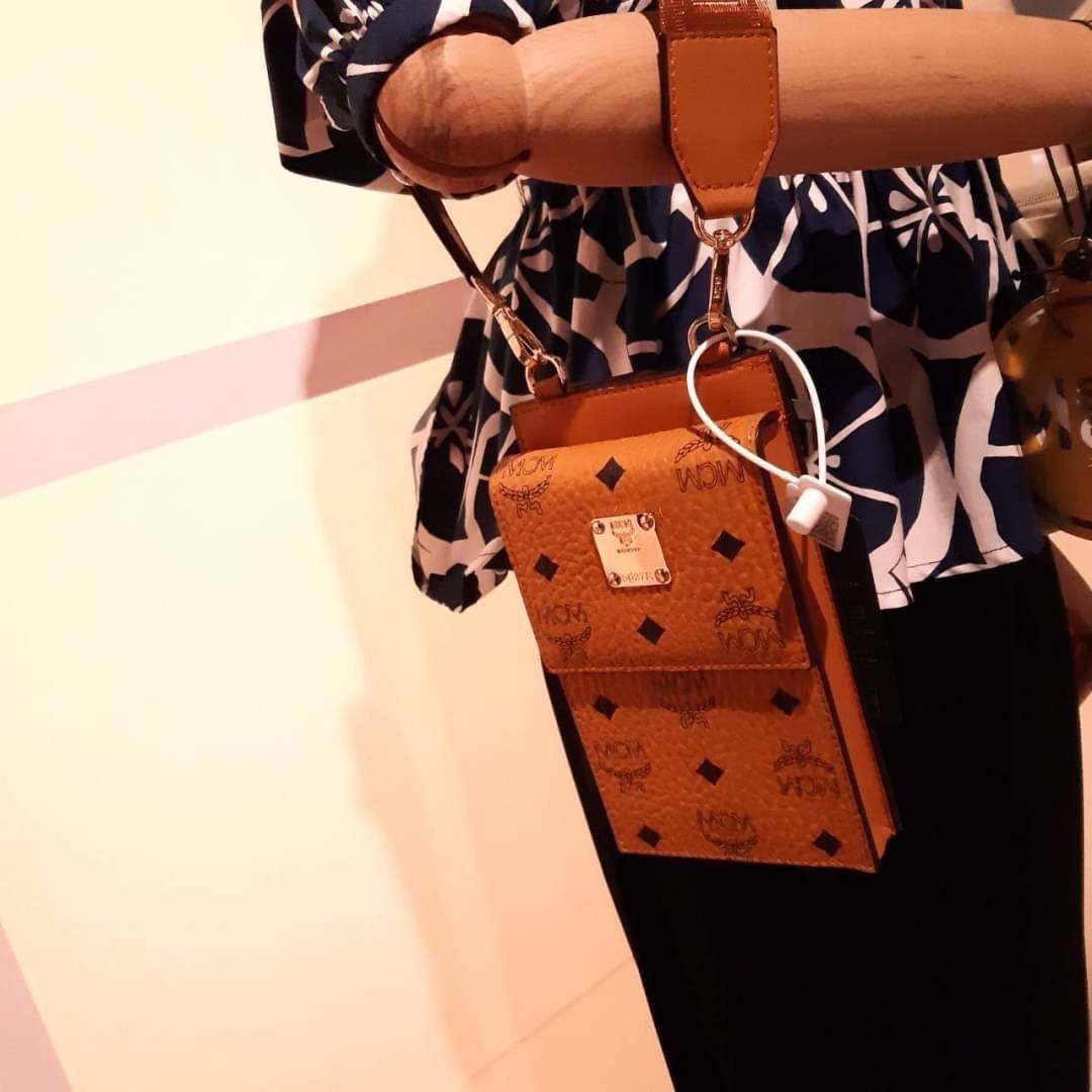 M.C.M CROSSBODY PHONE CASE กระเป๋าอะไรเอ่ยฮิตกันทั่วบ้านทั่วเมือง!!?? กระเป๋าใส่โทรศัพท์ไงจ้ะ!! เดินไปไหนใครก็ใช้ เพราะทุกคนต้องการความสะดวก ใบนี้ตอบโจทย์ไปเล้ย!!