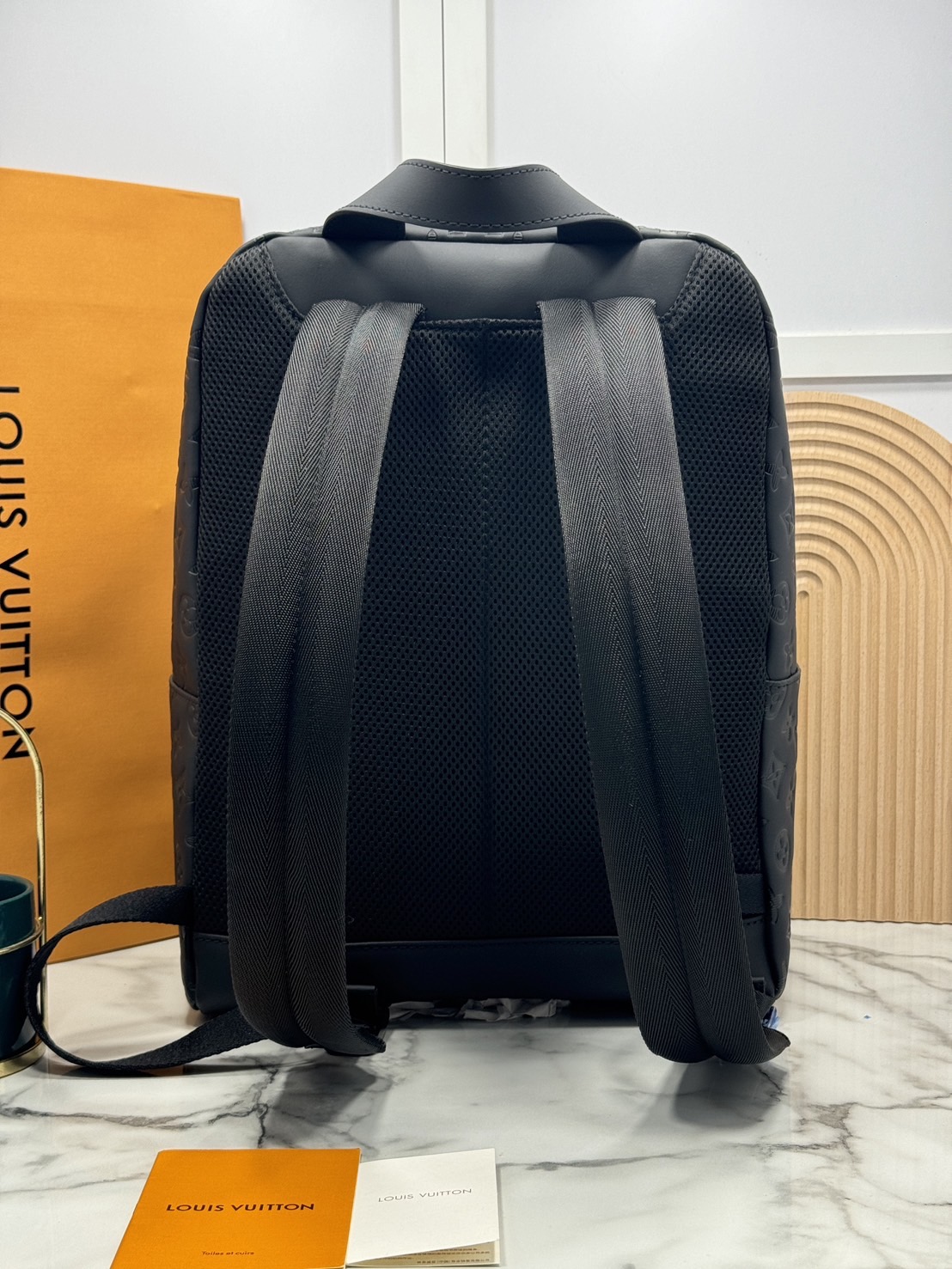 LV Racer Backpack กระเป๋าเป้สะพายหลัง รุ่นนี้สะท้อนถึงความสปอร์ตและเทห์ด้วยหนัง Monogram Shadow หนังแท้เนื้อนุ่มสีดำสง่างาม