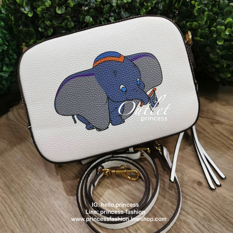 DISNEY X COACH Crossbody Bag 2019 New collection & Limited collection กระเป๋าสะพายขนาดกำลังน่ารัก วางอยู่ทรง วัสดุหนัง ลายตัวการ์ตูน Disney 3 charactors เปิดปิดด้วยซิป ภายในโล่ง ใส่ wallet ยาว มือถือได้ทุกรุ่นมีช่องเล็ก และช่องซิป พร้อมสายสะพายยาว ถอด ปรั
