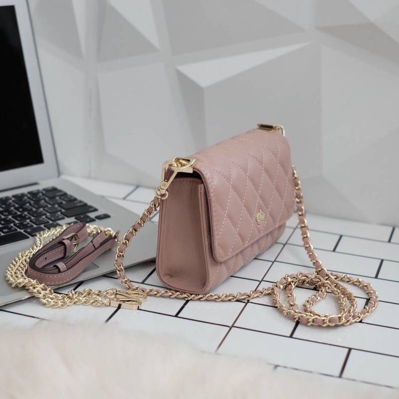 📣รุ่นขายดีที่สุด ** รอบใหม่ **หนังวัวแท้ สวย นิ่มมากๆค่า และ ปักลายตารางออกมาสวยมาก ** KEEP รุ่น Florence Flat bag ตัวกระเป๋าหนังแท้ นิ่ม-ตึง สุดๆ รุ่นนี้ จะมี 2 ขนาด คือ mini และ classic ไซด์