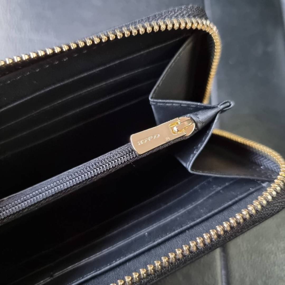 COACH F54630 ACCORDION ZIP WALLET IN SIGNATURE COATED CANVAS WITH LEATHER STRIPE กระเป๋าสตางค์ใบยาวรุ่นคลาสสิค คัดสีขายดีมาให้กันเลยจ้า ♥️ วัสดุหนังแคนวาสเคลือบลาย เปิด-ปิดด้วยซิปรอบ รูดใช้งานง่าย ใส่บัตรได้ มีช่องซิปใส่เหรียญ ใส่มือถือได้ พกใบนี้ใ