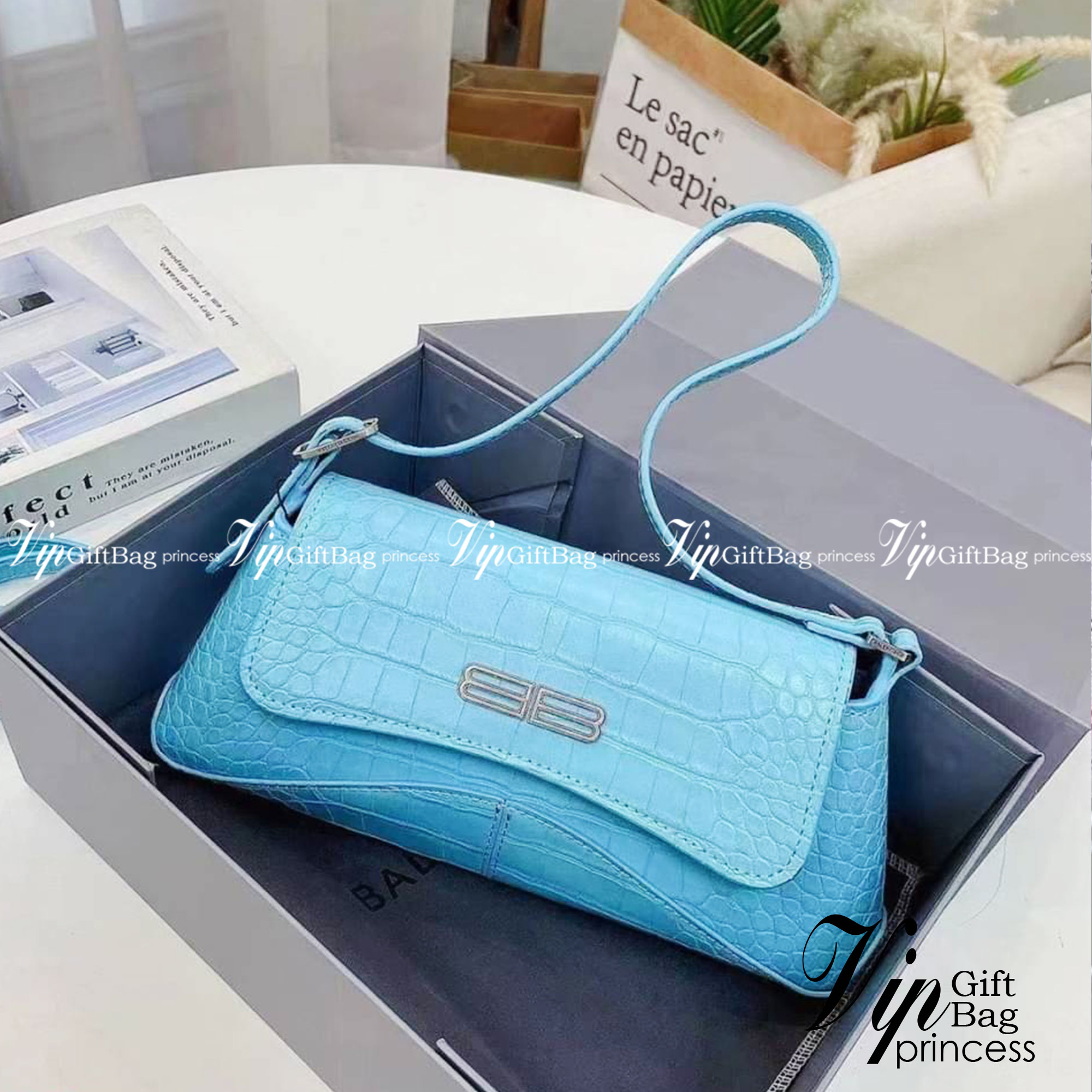 BALENCIAGA XX Small Flap leather shoulder bag กระเป๋าสะพายดีไซน์สวยเลิศ!! ไม่ซ้ำ เอกลักษณ์ที่โดดเด่นด้วยรูปทรง และขนาดที่กำลังเหมาะใช้งาน พร้อมดีไปหมด!! เปิด-ปิดด้วยกระดุมแม่เหล็ก ภายในกระเป๋าเป็นช่องโล่ง ใส่ของสำคัญจุกจิกพอได้ พกพาได้แบบไม่ต้องเยอะ สายสะ