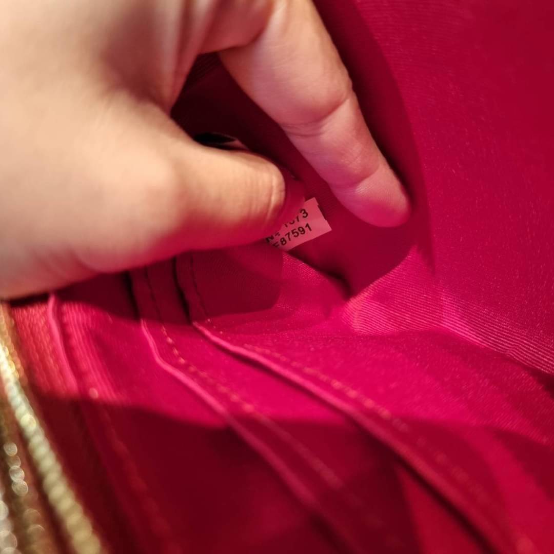 COACH F87591 DOUBLE CORNER ZIP WALLET IN SIGNATURE COATED CANVAS คล้องมือรุ่น 2 ซิป!! มาแล้วจ้า 🌟🤗 ไซส์นี้คือเหมาะมือจริงๆ พกง่ายเช่นเคย ไม่ต้องกังวลว่าจะเกะกะหรือกินพื้นที่กระเป๋าหลัก วัสดุหนังแคนวาสเคลือบลาย มีช่องหลักแยก 2 ช่อง ภายในบุผ