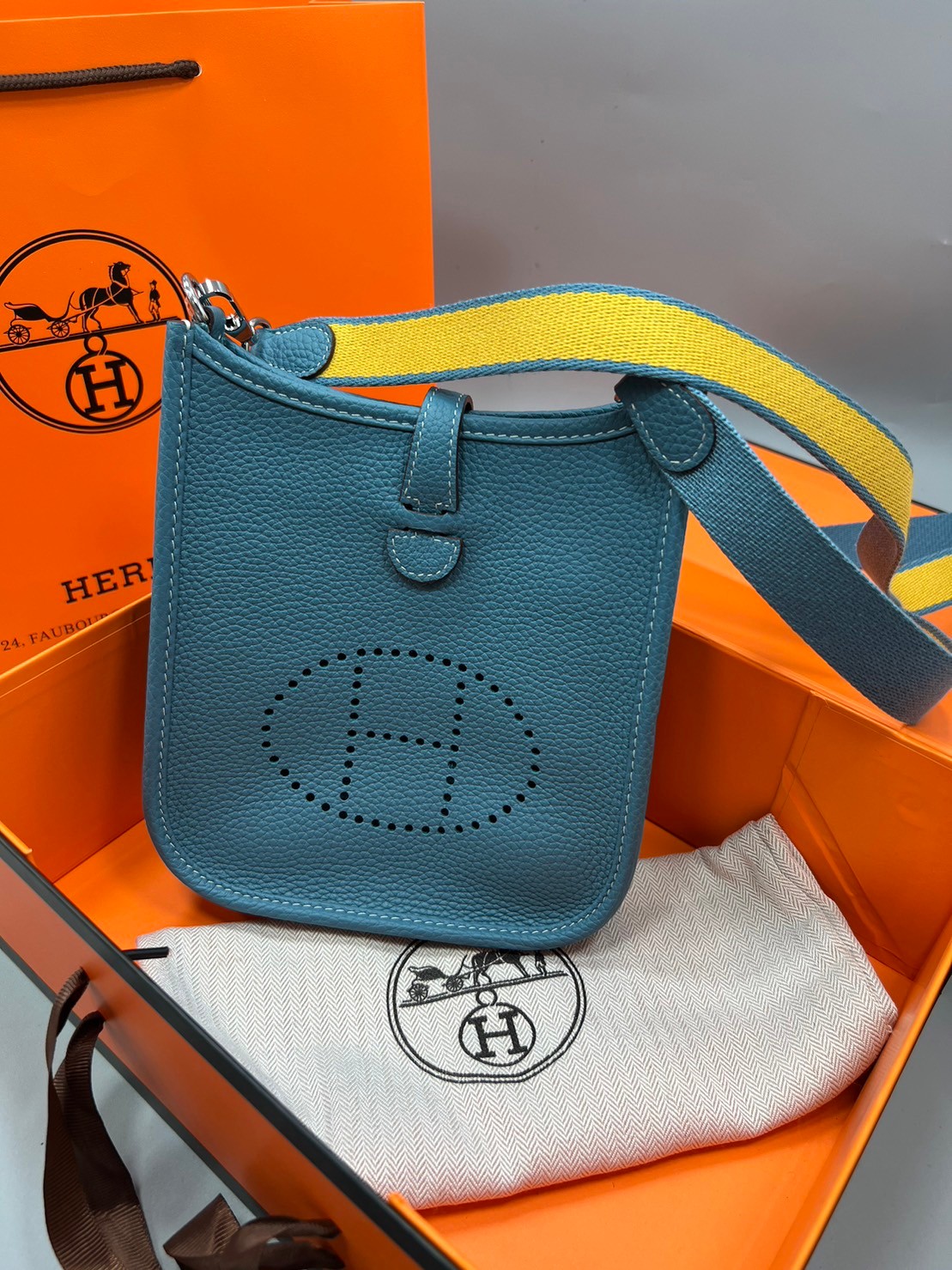 HERMES evelyne mini bag Luxury Bag กระเป๋าสะพายแบรนด์ดัง แบรนด์หรู คลาสสิกตลอดกาล ใช้ได้ทั้งชายหญิง ใบเดียวจบ สวยรวยปัง เกรดท็อปออริจินอล ภาพสินค้าถ่ายจากงานขายจริง ใช้งานต่างประเทศได้