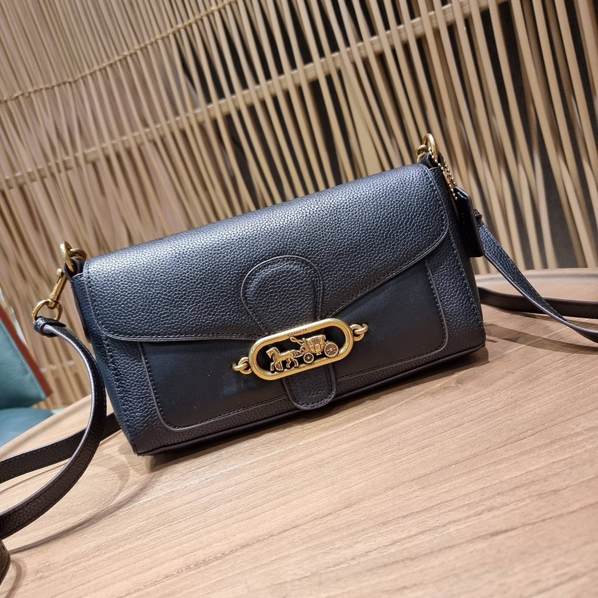 COACH SMALL JADE SHOULDER BAG [F91105,90782] กระเป๋าสะพายไหล่ ดีไซน์วินเทจย้อนยุค สวยคมชัด คลาสสิคใช้ได้ทุกลุค วัสดุหนัง pepble ทนทาน เปิด-ปิดด้วยฝาคาดโลโก้ พร้อมแถบแม่เหล็กในตัว รับรองแน่นหนา ด้านหลังมีช่องซิปให้ ภายในเป็นช่องโล่ง ขนาดกำลังดี ใช้งานง่าย 