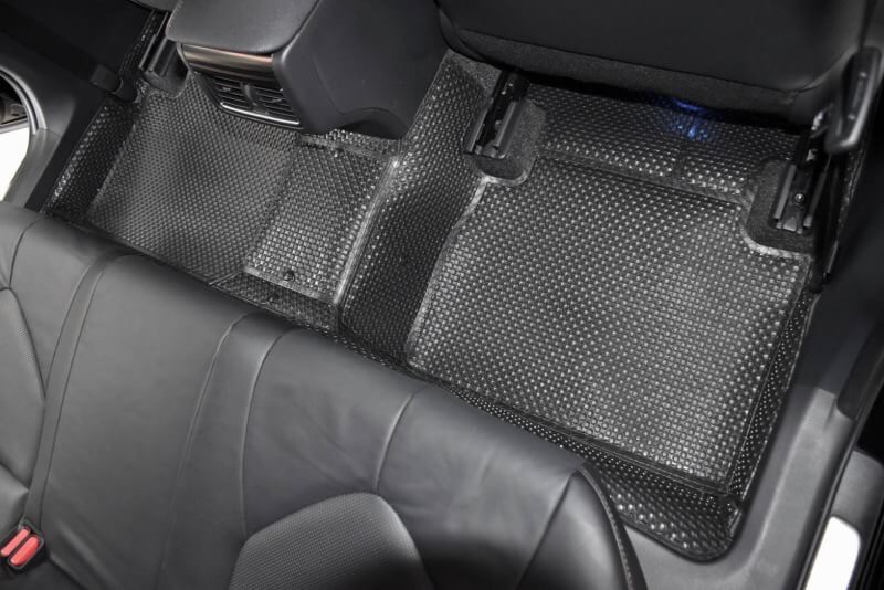 พรมปูพื้นรถยนต์ TOYOTA CAMRY 2019-24 กระดุมเม็ดเล็กรีดขอบ สีดำ เต็มคัน เข้ารูป