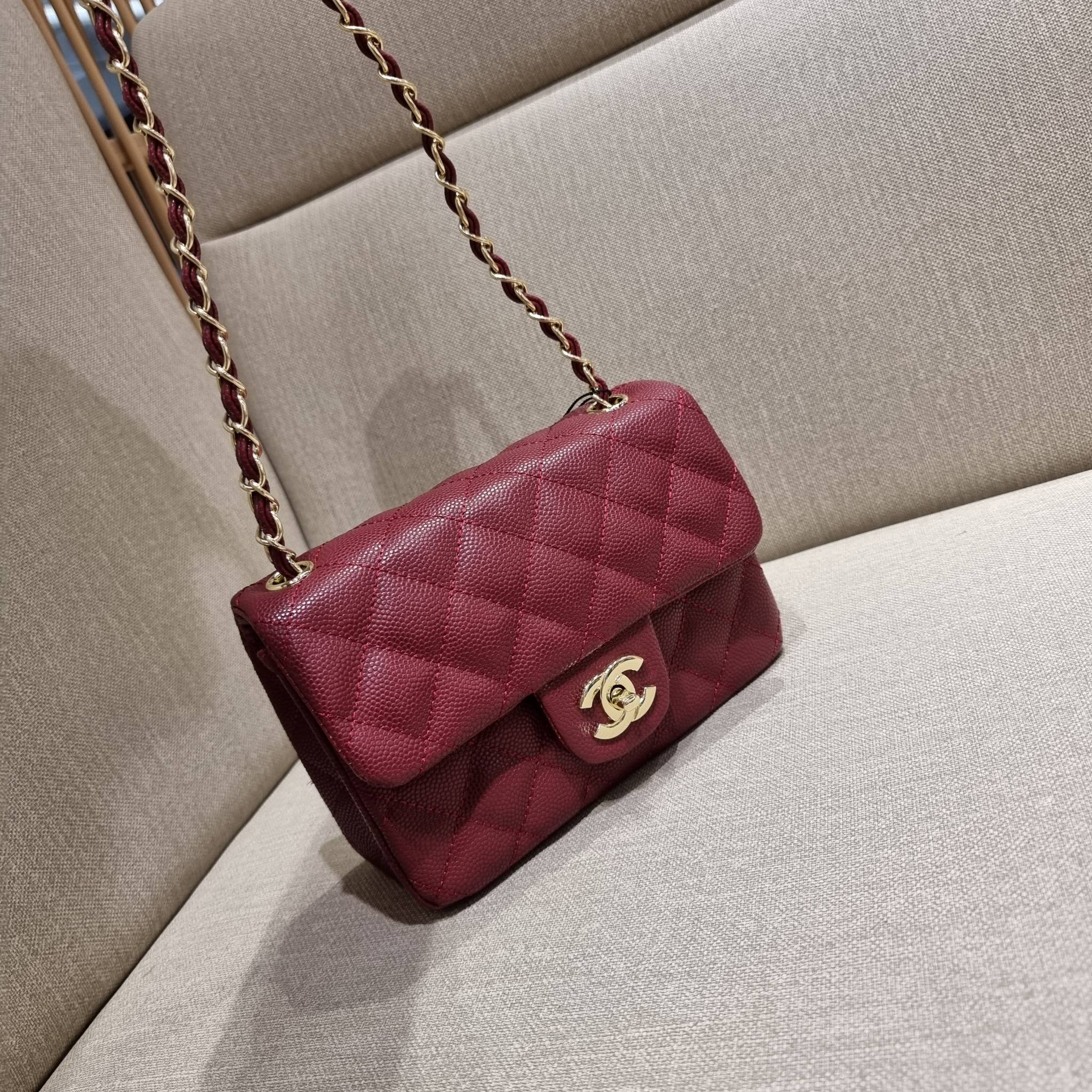 VIP 】3สี คัมแบคทูสต็อค!! จัดมาแน่นๆ พร้อมสีรับความเฮง!! พรีเมี่ยมจากแบรนด์ Chanel vip สุดพิเศษจากเคาน์เตอร์ กระเป๋าสะพาย หนังสังเคราะห์ลายคาร์เวีย หรูหราทั้งอะไหล่เงินและอะไหล่ทอง สะพายแล้วขับผิวมากๆใบนี้ เปิด-ปิดกระเป๋าด้วยตัวบิดล็อค ภายในกระเป๋าบุหนังสี