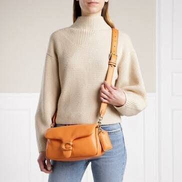 COACH PILLOW TABBY SHOULDER BAG 26 ไซส์ใหญ่ จุของได้ล้นๆ มาใหม่ขายดีที่สุด หนัง nappa หนานิ่ม นุ่มมากๆ พร้อมโลโก้รุ่นใหม่ด้วยเช่นกัน เพิ่มความหรู ดูดีเข้าไปอีกค่ะ