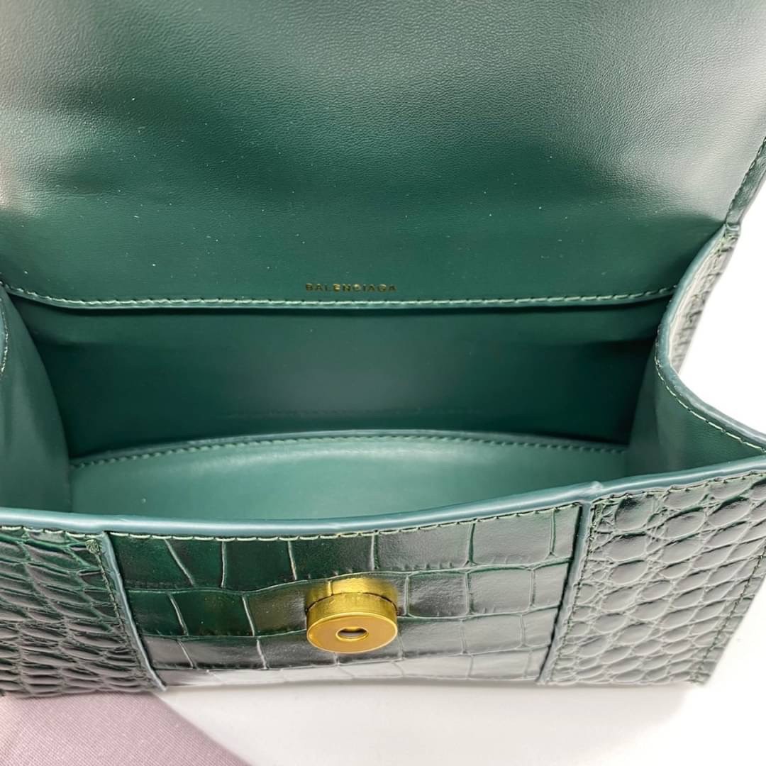 หนังแท้ BALENCIAGA HOURGLASS TOP HANDLE XS Shiny crocodile embossed calfskin การสร้างสรรค์ที่มีเอกลักษณ์เฉพาะตัว หรูหรา โทนสีโดดเด่น วัสดุหนังแท้ลายจระเข้ ภายในโล่งกว้างหนังแนปป้าอย่างดี เกรดออริจินอล ตอบโจทย์ได้ทุกลุค ทุกไลฟ์สไตล์ ภาพสินค้าถ่ายจากงานขายจ
