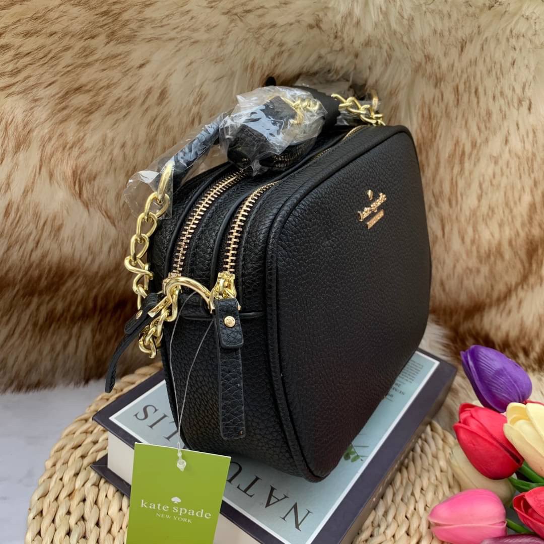 ของแท้ 💯% Kate spade New York mini shoulder bag กระเป๋าสะพายหนังนิ่ม สวยอยู่ทรง ด้านหน้าประดับโลโก้แบรนด์ อะไหล่ทอง น้ำหนักเบา มี2ช่องซิป แยกเป็นสัดส่วน ภายในมีช่องซิป 1 ช่อง และช่องใส่ของจุกจิก 1ช่อง จุของได้เยอะ สายสะพายปรับระดับได้ค่ะ