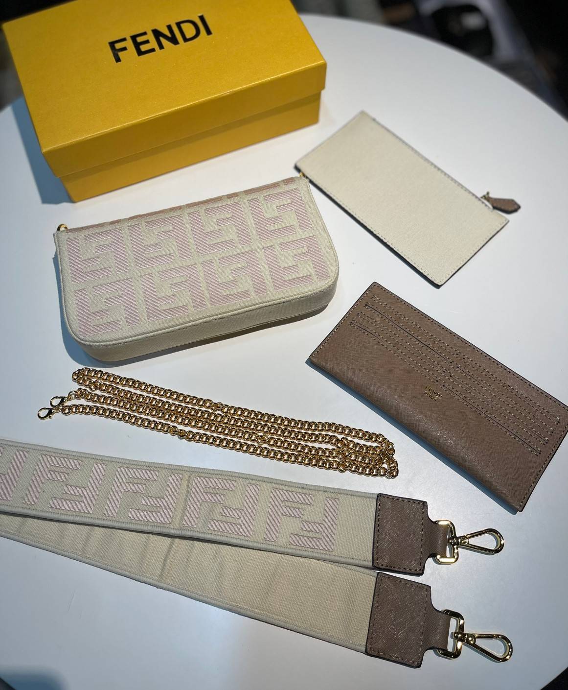 หนังแท้ Fendi Wallet On Chain With Pouches leather mini-bag กระเป๋าสะพายข้างทรงเหลี่ยมตกแต่งด้วยโลโก้ Fendi กระดุมแป๊ก มาพร้อมกระเป๋าด้านในแบบถอดได้ถึง 2ใบ สุดคุ้ม พร้อมสายโซ่และสายสปอร์ตถอดออกได้ ไอเท็มนี้ไม่ควรพลาดเลยค่าา