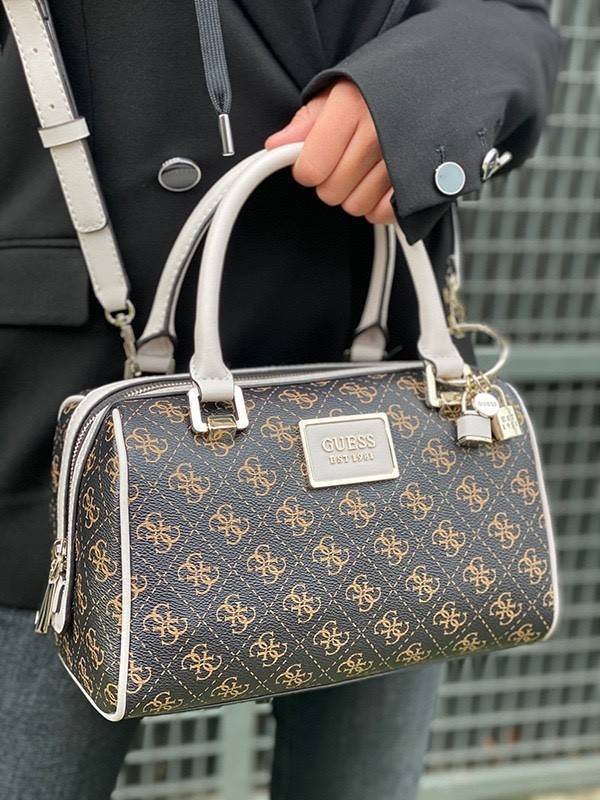 Guess Handbag with Small Shoulder Strap Tyren SG796605 New collection!! Guess ทรงหมอน ขนาดเล็ก ลายซิกเนเจอร์แบรนด์ ทรงหมอนยอดฮิต มีให้เลือก 5 สี สีสวยคลาสสิก เข้ากับง่ายกับทุกชุด ปิด/เปิด ด้วยซิป ภายในโล่งกว้าง แยกเป็นสัดส่วนใช้งาน ซับในตราแบรนด์ ใส่กระเป