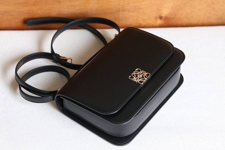 LOEWE CROSSBODYBAG VIP GIFT WITH PURCHASE (GWP) กระเป๋าสะพายพรีเมี่ยมกิ๊ฟ Limited Edition จากน้ำหอม LOEWE DUTY FREE วัสดุหนังแท้ Calf Leather หนังเรียบสวยอยู่ทรงดีไซน์สุดคลาสสิค เปิดปิดด้วยฝาปิดโลโก้แบรนด์อะไหล่ทองหรู ภายในมีช่องแบ่งหลายช่องแยกเป็นสัดส่วน