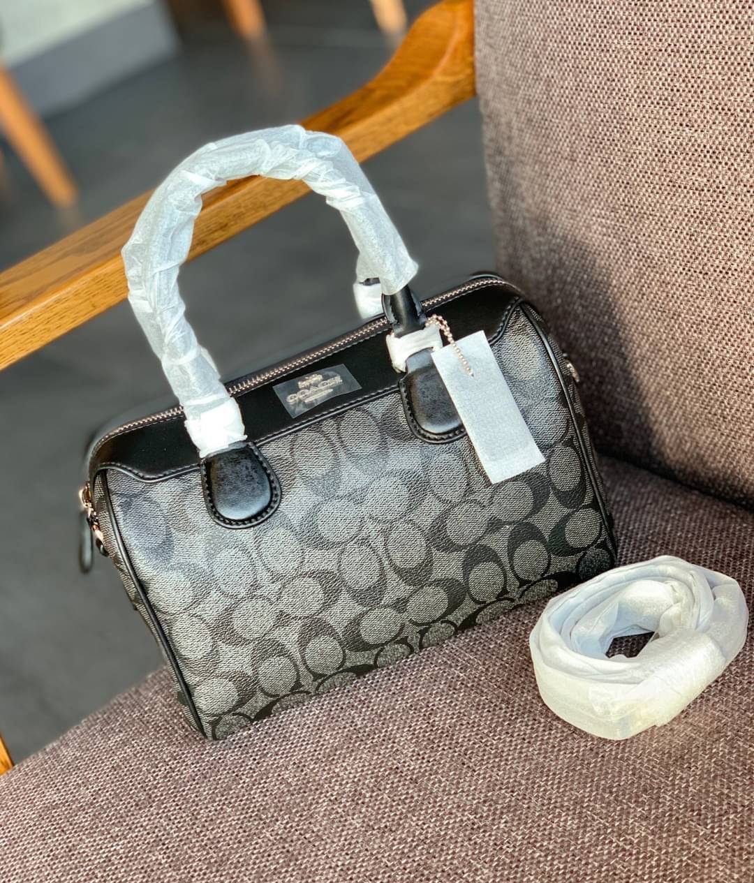 COACH NENNETT SATCHEL BAG((32203)) พร้อมส่งอีกครั้ง ห้ามพลาด! กระเป๋าทรงหมอน ทรงที่สาวๆต้องมีติดตัวไว้สักใบ! หนังแท้นิ่มสวยงาม เปิดปิดกระเป๋าแบบซิป ภายในกว้างสามารถใส่กระเป๋าเงินใบยาวได้ หรือของจำเป็นในชีวิตประจำวันของสาวๆได้หลากหลายเลยค่ะ มีช่องซิปและช่อ