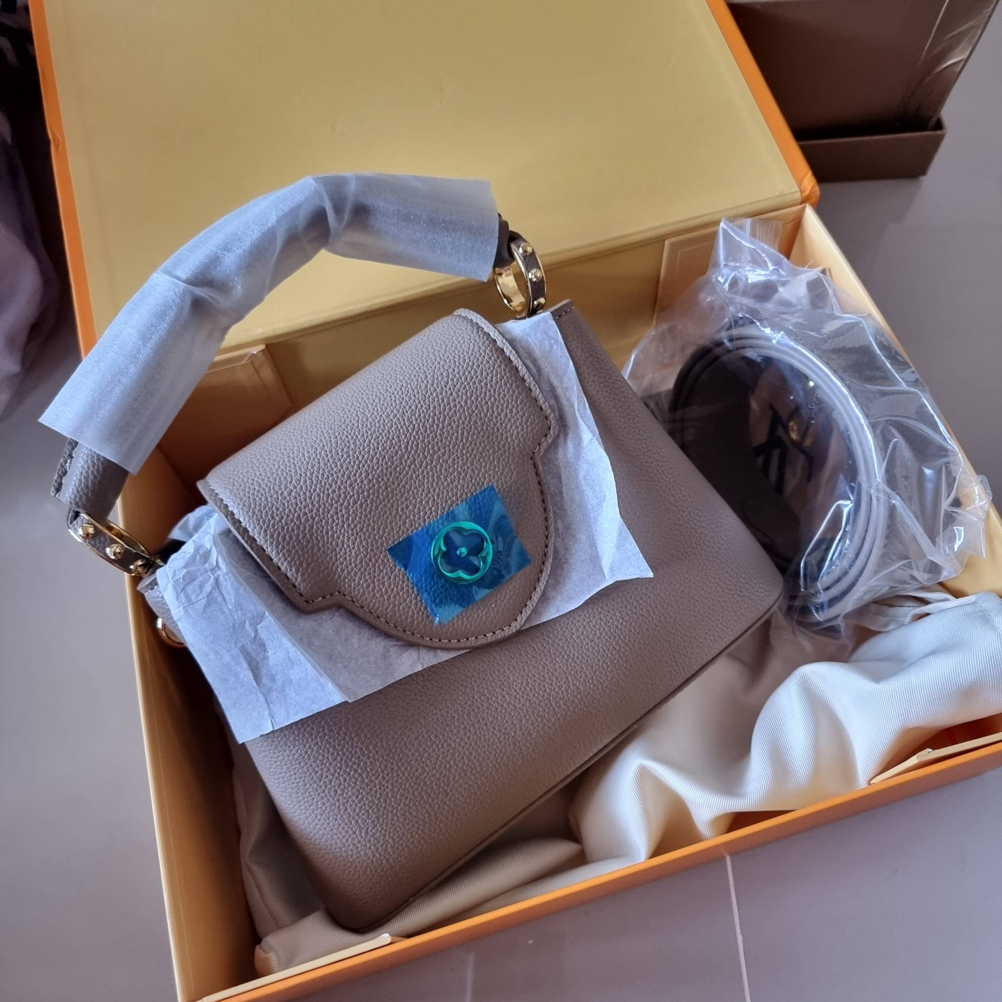 LV capucines mini top handle ที่สุดของความสวยในราคาเบาๆ กระเป๋าถือสุดหรู ดีไซน์ทรงคลาสสิค ที่รอบนี้มาในไซส์มินิ ดีงามม้ากกกก!! มาพร้อมหูจับในตัว ด้วยรูปทรงวินเทจและวัสดุหนังลูกวัว ขับผิว ทำให้ไอเท็มนี้สะกดทุกสายตาจริงๆ