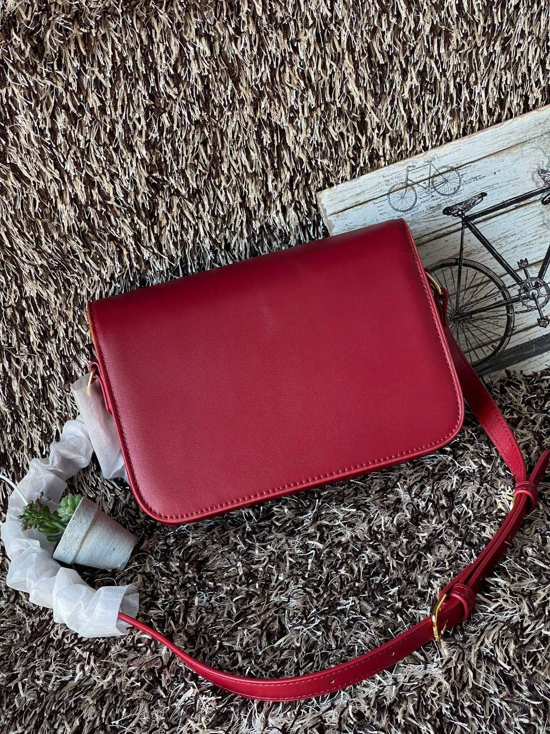 Celine MEDIUM TRIOMPHE BAG IN SHINY มีรูปทรงเป็นกล่องคล้ายกับกระเป๋า Classic Box แต่มีการออกแบบโลโก้ที่สะดุดตาแบบวินเทจ ด้วยดีไซน์ที่ดูโฉบเฉี่ยว แต่คงความคลาสสิคอย่างเต็มเปี่ยม ทำให้เป็นที่ดึงดูดความสนใจของสาวๆ สายสะพายสามารถปรับระดับได้ มีความคล่องตัวในก