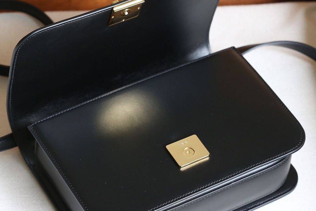 LOEWE CROSSBODYBAG VIP GIFT WITH PURCHASE (GWP) กระเป๋าสะพายพรีเมี่ยมกิ๊ฟ Limited Edition จากน้ำหอม LOEWE DUTY FREE วัสดุหนังแท้ Calf Leather หนังเรียบสวยอยู่ทรงดีไซน์สุดคลาสสิค เปิดปิดด้วยฝาปิดโลโก้แบรนด์อะไหล่ทองหรู ภายในมีช่องแบ่งหลายช่องแยกเป็นสัดส่วน