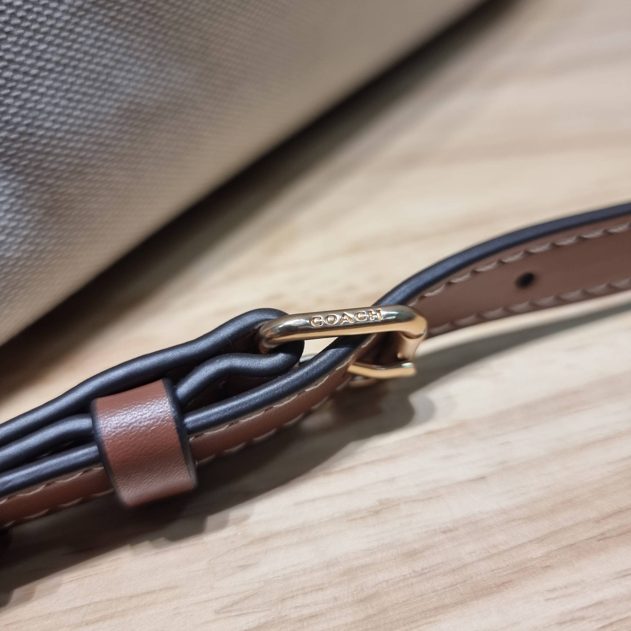 COACH CH190 HANNA SHOULDER BAG น้องใหม่ เรียบหรู ดูแพง กับกระเป๋าสะพายไหล่ทรงสวย โทนสีคลาสสิค ดีไซน์ตกแต่งสายคาดจับจีบข้างกระเป๋าเพิ่มดีเทล มาพร้อมหูจับถอดแยกได้