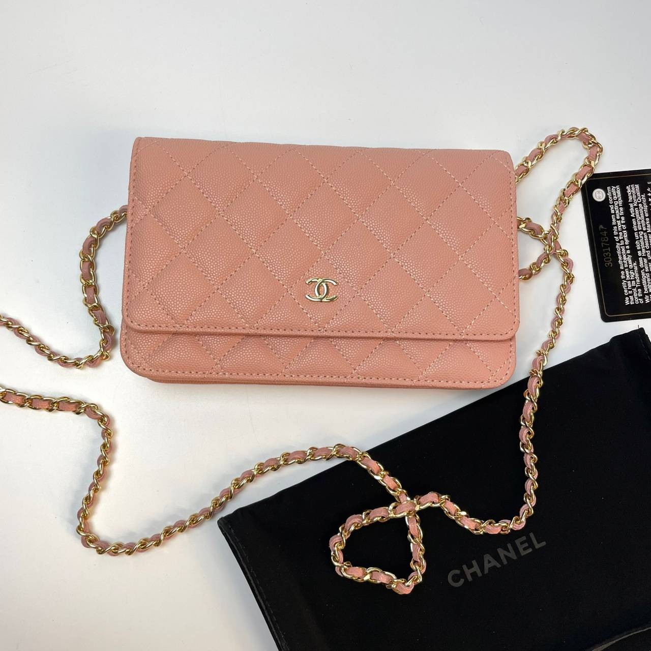 VIP 】หนังแท้ CHANEL WOC style โทนสีพาสเทล กระเป๋าสะพายทรงสวยตลอดกาล วัสดุหนังลายคาเวียร์ เนื้อนุ่ม อยู่ทรงคุณภาพดีตามแบบฉบับของแบรนด์ น้ำหนักเบา ด้านหน้ามีโลโก้แบรนด์อะไหล่หรู มีช่องใส่บัตร ใส่ของจุกจิก เปิดปิดด้วยฝาปิดกระดุม ซับในหนัง ตัวจริงสวยมากๆถูกใจ