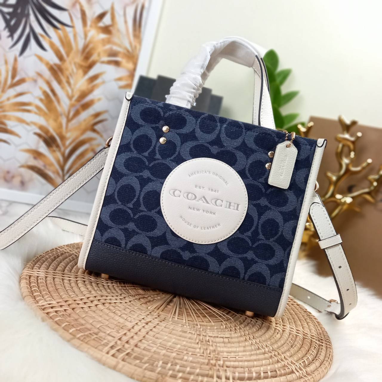 OUTLET 】COACH DEMPSEY TOTE 22 IN SIGNATURE JACQUARD WITH COACH PATCH (C5638) ฮิตมาก พลาดไม่ได้เชียว 🤩ตอกย้ำความแรง กับทรงTOTE ยอดฮิต เวลานี้ ยกให้เลย//กระเป๋าถือ หรือสะพาย มีสายยาว ถอดและ //วัสดุ jacquard ทอลาย signature เก็บดีเทลหนังแท้ ใบนี้สวยค