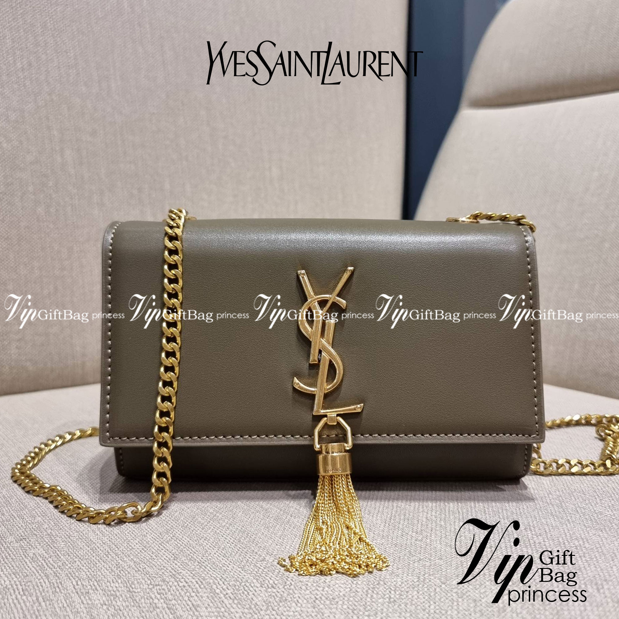 Yves Saint laurent small kate bag สุดหรู ทรง woc ที่แสนจะฮอตปรอทแตก ดีไซน์เรียบ แต่แอบมีดีเทลความหรูที่พู่ห้อยสีทองโดดเด่น เพิ่มความแพงอีกหนึ่ง วัสดุหนังแท้สัมผัสดีงาม ใช้งานง่ายเพียงแค่เปิด-ปิดด้วยกระดุมแม่เหล็ก ภายในเป็นช่องโล่ง มีช่องใส่บัตร ใส่มือถือ 