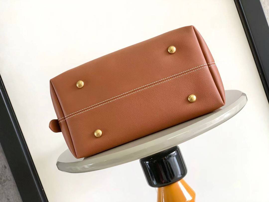 TOP ORI | หนังแท้ LV Low Key Hobo MM Bag เกรดเทียบแท้เทพดีสุด กระเป๋าสะพายทรงโท้ทรุ่นใหม่ เผยความเรียบหรูมีระดับด้วยรูปทรงเรียบง่ายและงานฝีมือประณีตไร้ที่ติ