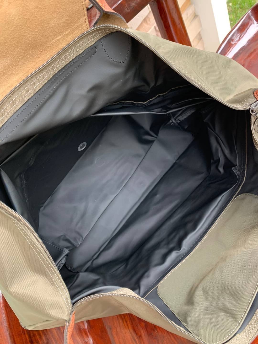 LONGCHAMP LE PLIAGE CLUB TRAVEL BAG กระเป๋าขนาดใหญ่สำหรับการเดินทาง เราเรียกที่นี้ว่า travelling bag รุ่นคลาสสิค มาพร้อมสายสะพายยาวที่ปรับและถอดออกได้ ความพิเศษของรุ่นนี้ที่ครองใจนักเดินทางทั่วโลก คือซิปรอบตรงกลางตัวกระเป๋า สามารถเปิดซิปเพื่อขยายขนาดและพั