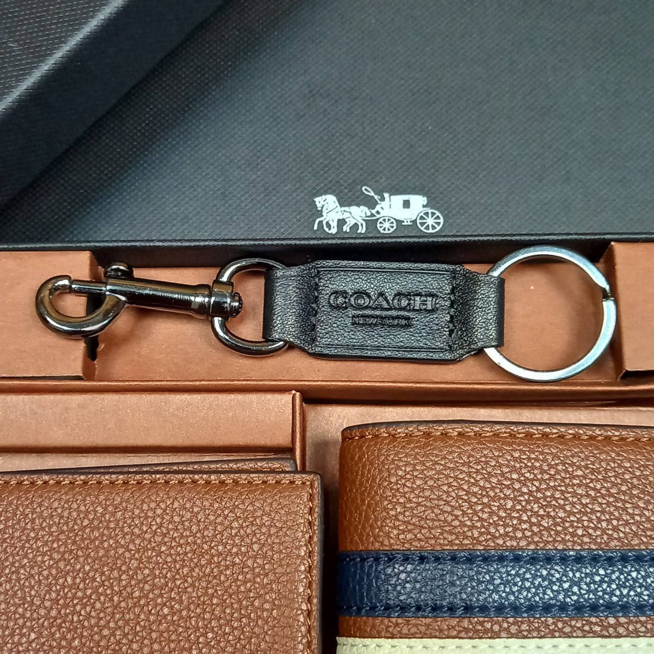 COACH 3-IN-1 WALLET WITH VARSITY STRIPE WITH KEY FOB LIMITED BOX (COACH F24649)🍁กระเป๋าสตางค์ มี ID ใบลูก สำหรับใส่บัตรแยก มีพวงกุญแจ ใช้แล้วดูหล่อสุดๆ🔸️**จะใช้เอง หรือเป็นของขวัญให้คนสำคัญ ก็ตอบโจทย์มากๆ **รับประกันว่า หยิบใช้แบบวางไม่ลงก