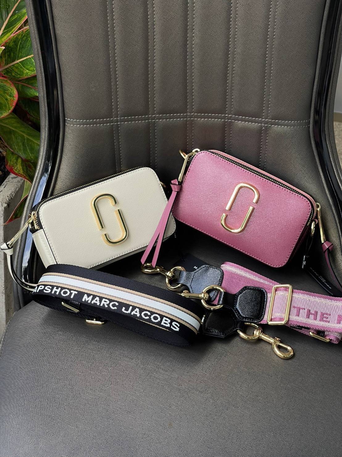 Marc Jacobs Snapshot Bag กระเป๋าแบรนด์ดังจากสัญชาติอเมริกัน นับได้ว่ารุ่นนี้เป็นรุ่นทรงฮิตเลยทีเดียว โดยด้านหน้ากระเป๋าจะเป็นโลโก้แบบโลหะที่เป็นสัญลักษณ์ของแบรนด์นี้ มาพร้อมสายสะพายที่จะสะพายยังไงก็ดูโดดเด่น เพราะขนาดใหญ่ที่สกรีนตัวอักษรโลโก้ ในรูปแบบต่าง