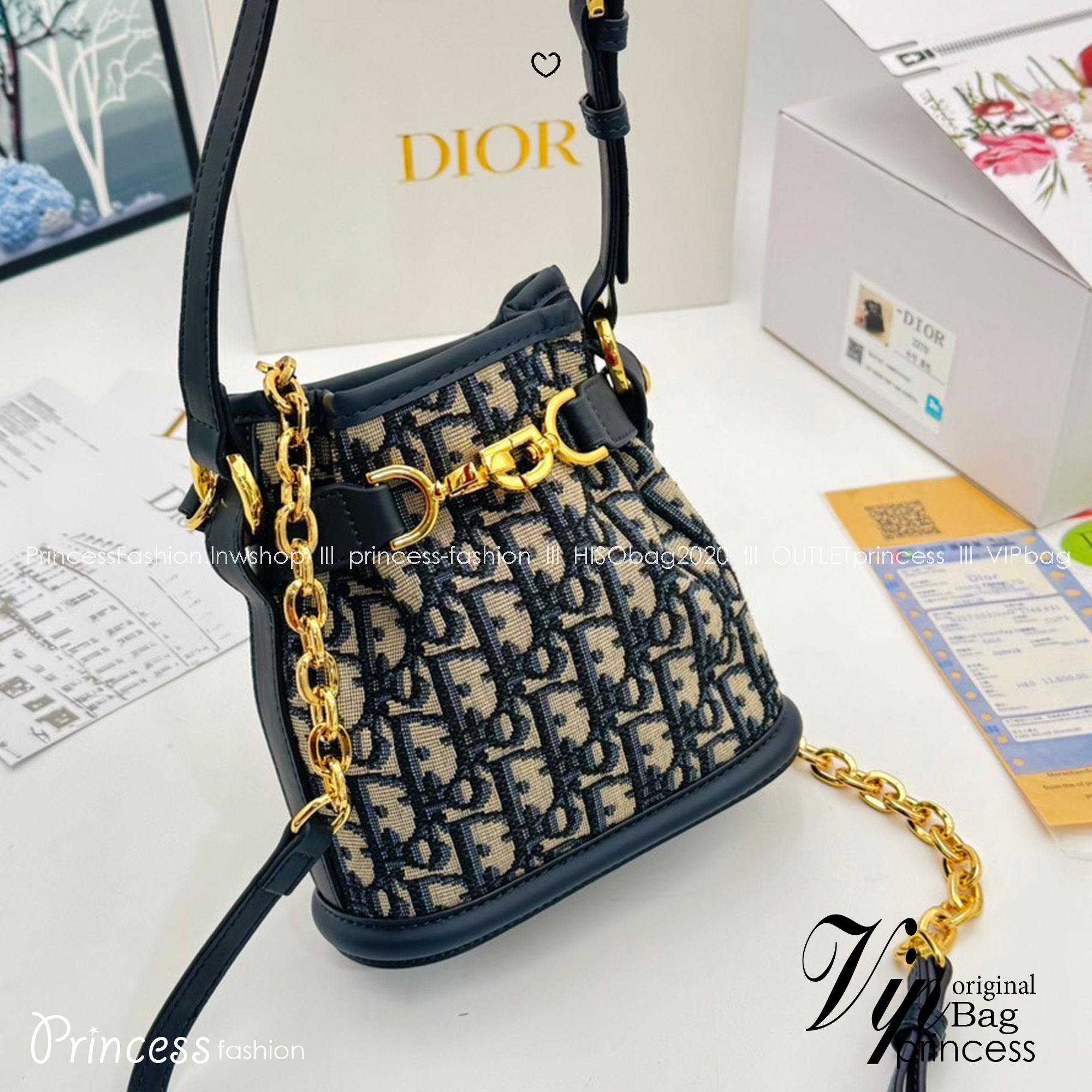 DIOR Small C'est Bag กระเป๋าสะพายสุดคลาสสิค ดีไซน์หรู ไซส์เล็กกะทัดรัด ใช้งานง่าย สะพายได้ทุกโอกาส ไอเท็มร้อนแรง ดีเทลสวยไม่ซ้ำใคร