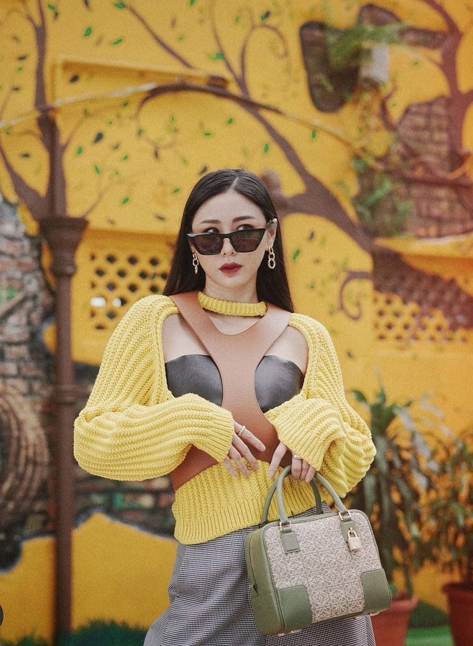 LOEWE ANAGRAM BAG VIP GIFT WITH PURCHASE (GWP) พรีเมี่ยมกิ๊ฟ Limited จาก LOEWE PERFUME DUTYFREE ไอเท็มใหม่! ดีไซน์สวยหรูคงเอกลักษณ์ด้วยวัสดุ Anagram Canvas Jacquard Fabric ผสมผสานหนังแท้ Calfskin ลงตัวสุดคลาสสิค เปิดปิดด้วยซิปแบรนด์อะไหล่ทองขนาดกำลังดี น้