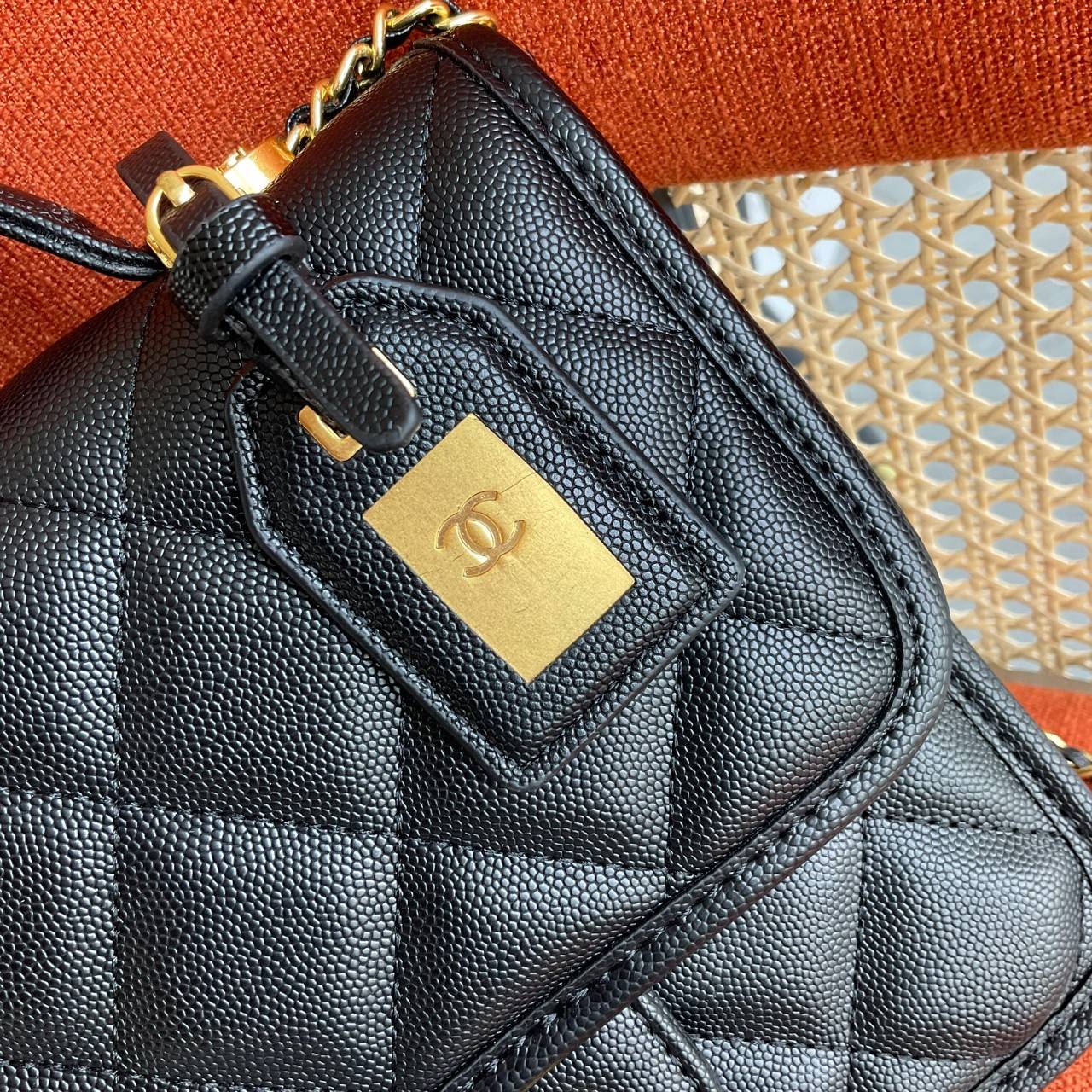 Chanel Handle Flap bag / Chanel Caviar Quilted Sweet handle Flap bag กระเป๋าทรงสะพายข้าง ที่กำลังมาแรงมาในตอนนี้ ตัวกระเป๋าเป็นหนังลายคาเวียร์สวยหรูมาก