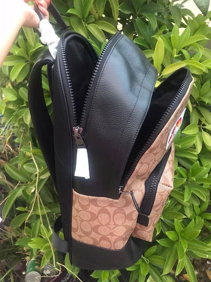 Coach x peanuts west backpack in signature canvas with snoopy กระเป๋าเป้ไซส์ใหญ่ คอลเลคชั่นยอดฮิต!! เป็นรุ่นสุดยอดของความคลาสสิค คูลๆ ใช้งานง่าย ได้ทั้งหนุ่มๆและสาวๆ วัสดุหนังแคนวาสเคลือบลายสลับหนัง pepble น่าใช้ด้วยดีไซน์ patches เหล่าผองเพื่อนสนูปพี เปิ