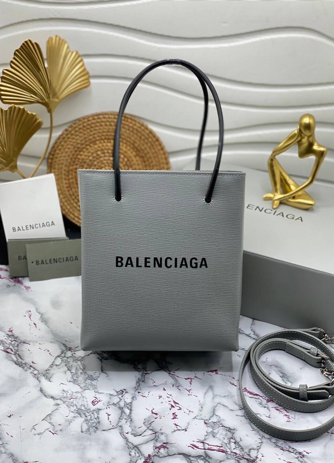 หนังแท้ BALENCIAGA XXS TOTE / Balenciaga shopping tote xxs พกกระเป๋าช้อปปิ้ง ไปทุกที่ในฤดูกาลนี้ ดีไซน์ที่ใช้ได้ทุกวันตั้งแต่หนังแบบมีเท็กซ์เจอร์ ภาพสินค้าถ่ายจากงานขายจริง ใช้งานต่างประเทศได้