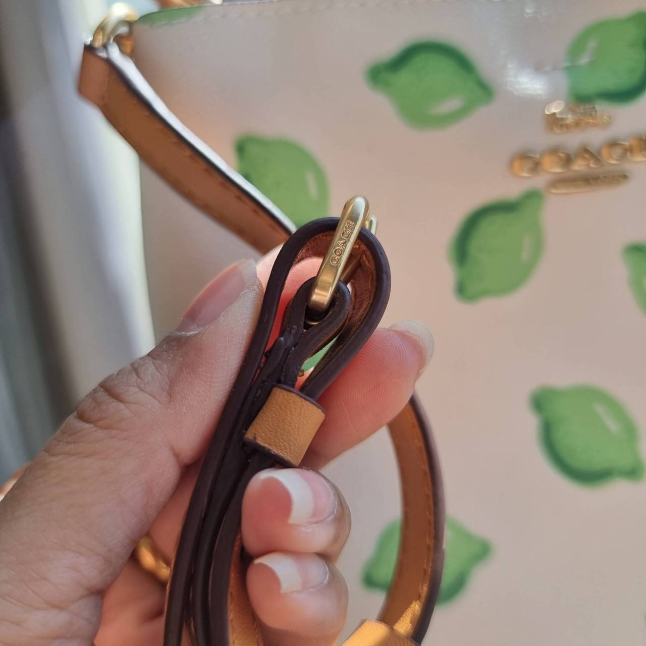 OUTTLET 】COACH 1625 SMALL TOWN BUCKET BAG WITH LIME PRINT ต้อนรับปีใหม่ด้วยความสดใส กับรุ่นยอดนิยม กระเป๋าทรงบัคเก็ตไซส์เล็ก ดีไซน์ลวดลายจี๊ดจ๊าด น่าใช้จริงจัง วัสดุหนังแคนวาสเคลือบลาย สวยคมแซ่บมากๆ เปิด-ปิดด้วยกระดุมแม่เหล็กทั้ง 2 ฝั่ง ภายในเป็นช่องโล่ง 