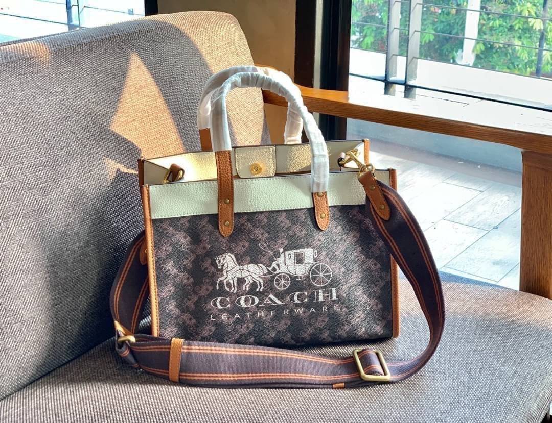 COACH FIELD TOTE 30 WITH HORSE AND CARRIAGE PRINTAND CARRIAGE BADGE 📣พร้อมส่งที่ไทย ใหม่ล่าสุด บอกเลยสีสวย สุดคลาสสิคมากๆ